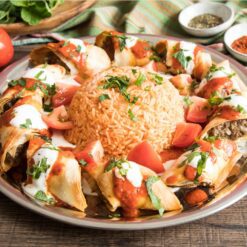 67. Beyti Spezial - Dönerfleisch eingerollt in Yufka-Fladen mit Salat, Tomaten-Joghurt-Soße und Rels