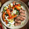 83. Gebratenes Gemüse mit Fleisch und Salat
