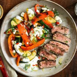 83. Gebratenes Gemüse mit Fleisch und Salat